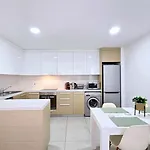 Css Coastal Smart Superior With Gym Spacious דירה פאפוס